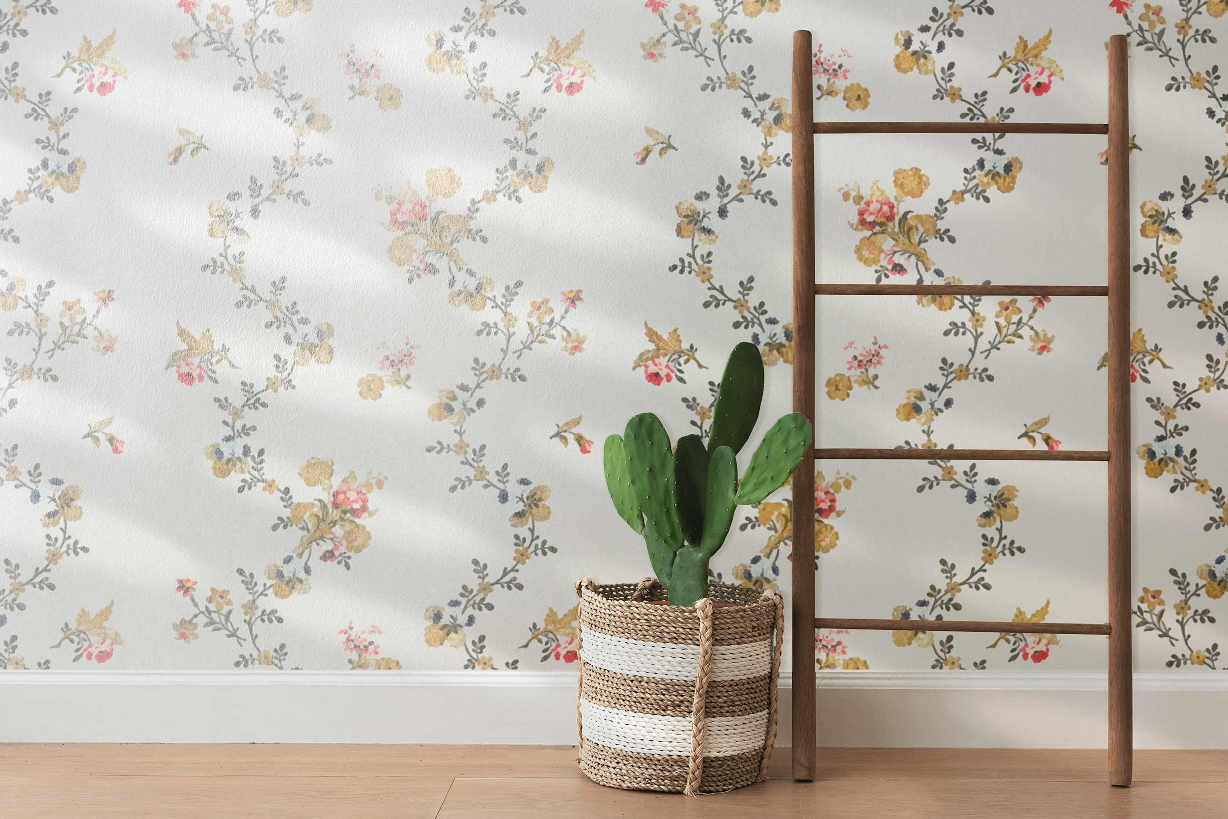 tapet-med-blommor, stege, växt på golv